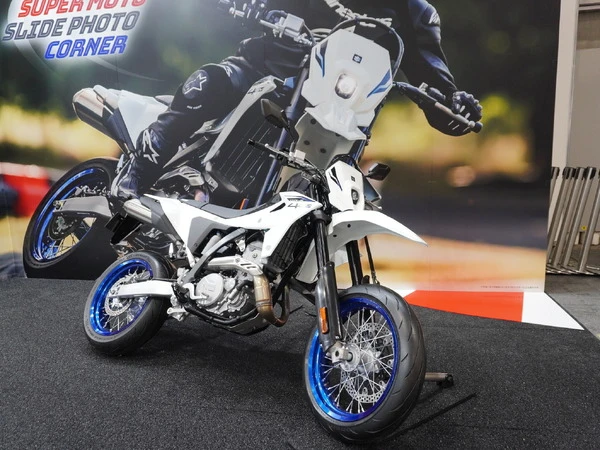 スズキ『DR-Z4S』『DR-Z4SM』が横浜・桜木町にやってくる！ 7月19日・20日「モーターサイクルコレクション2025」開催