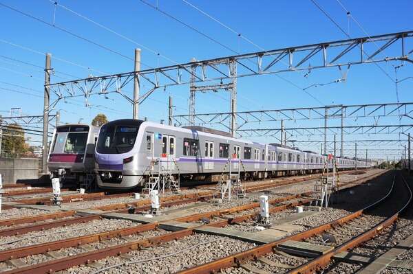 半蔵門線の最新車両を有楽町線の新富町駅で撮影できる！---東京メトロ×はとバス共同企画