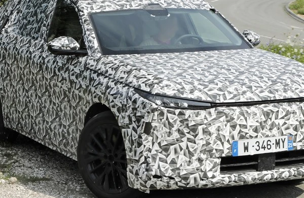 『DS 7』が7年ぶり世代交代へ！ 次期型は内外が劇的に進化する