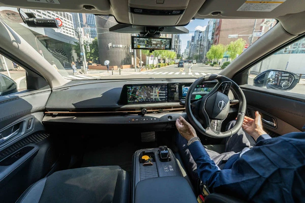 市街地でも手離し運転可能に、日産がAI搭載「プロパイロット」技術公開　2027年度に市販化