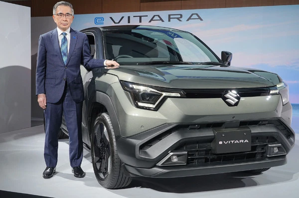 スズキ初のEV発表、鈴木社長「適正価格でEVの良さを理解してもらう販促活動を」［新聞ウォッチ］