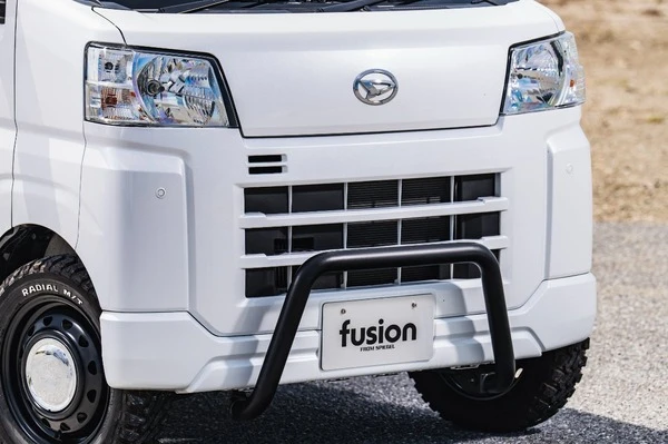 『ハイゼットカーゴ』をボルトオンでワイルドに！ fusion FROM SPIEGELが「専用ブルバー」発売