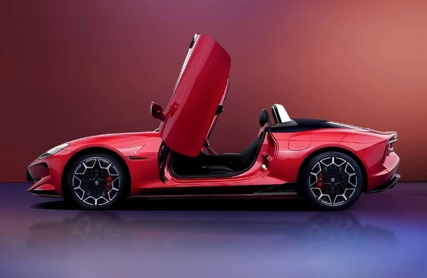 世界初のシザードア付きEVロードスター『サイバースター』に後輪駆動車、マレーシアで発売へ