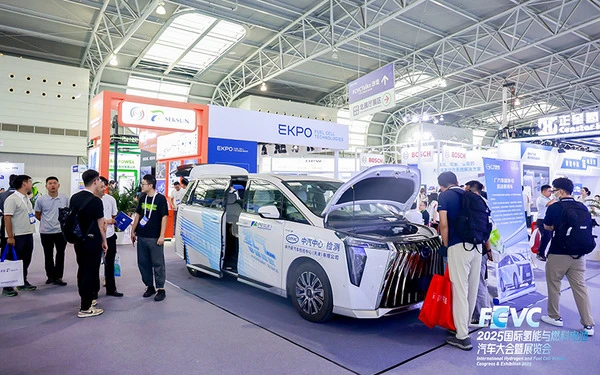 100km走行での水素消費量は1.4kg以下、水素エンジン搭載のPHEVミニバン『伝祺E9』