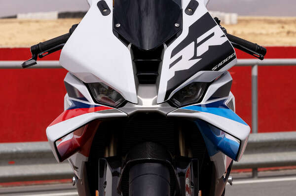 「見た目も中身もバケモンだな…」BMWのスーパースポーツ『S 1000 RR』登場にSNS激震「ガンダムみたい」