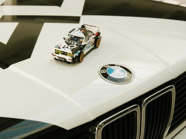 初代BMW M3の40周年を記念、レゴ「LEGO Speed Champions」発売へ…共通カラーの実車も登場