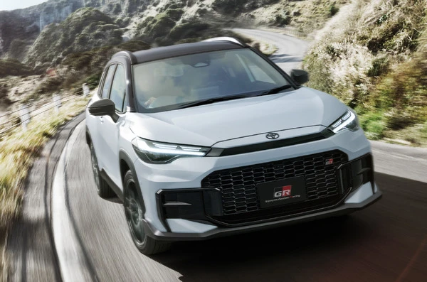 注目度は新型「RAV4」以上!? トヨタ『カローラクロス GRスポーツ』のデザイン＆コスパにファン興奮
