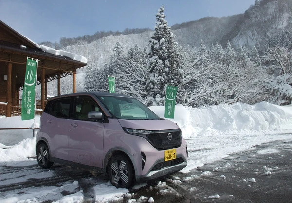 2WDのEVで日本の冬を乗り切れるのか？ 前輪駆動の「日産サクラ」と後輪駆動の「ボルボEX30」で豪雪に挑んだ