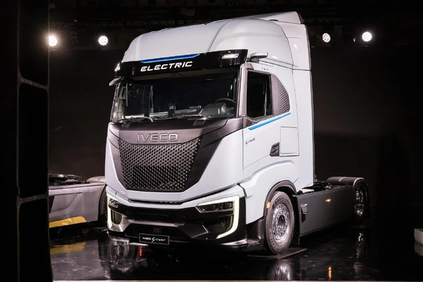 イヴェコ、新型電動トラック『S-eWayアーティック』発表…航続600km
