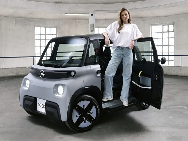 軽自動車よりも小さい！ 15歳から運転できるオペル、約132万円から販売