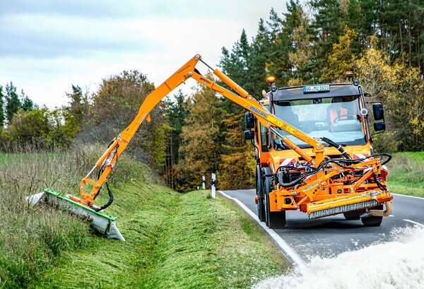 メルセデスベンツの万能車『ウニモグ』、最新の安全技術搭載しアップデート