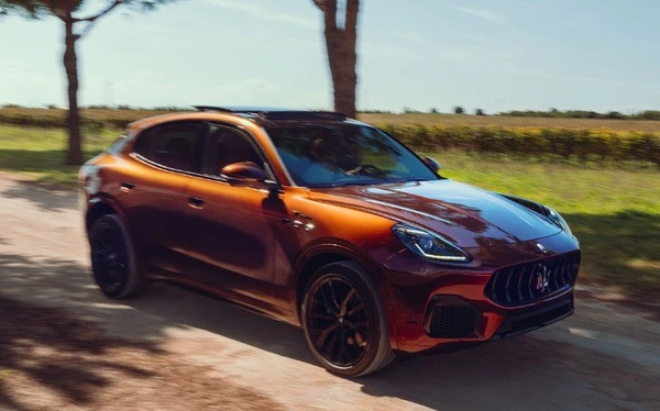 グラスの中で揺れるワインの色合い、マセラティのSUV『グレカーレ』にワンオフ…伊ワイナリーと協力