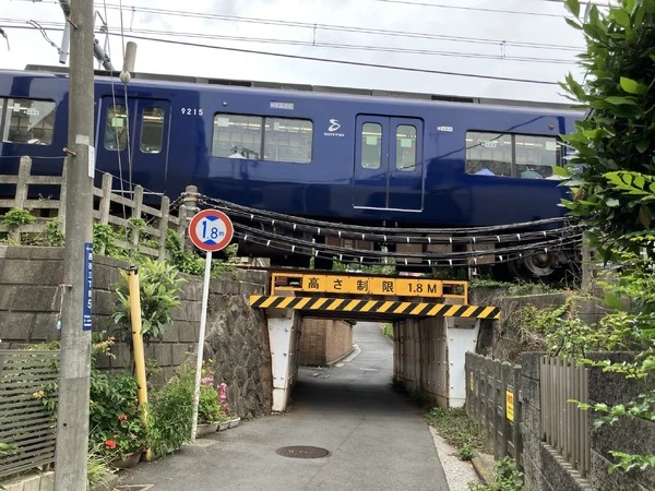 謎の八王子街道、制限1.8mの低いガード…横浜市保土ヶ谷区、相鉄線・上星川～西谷