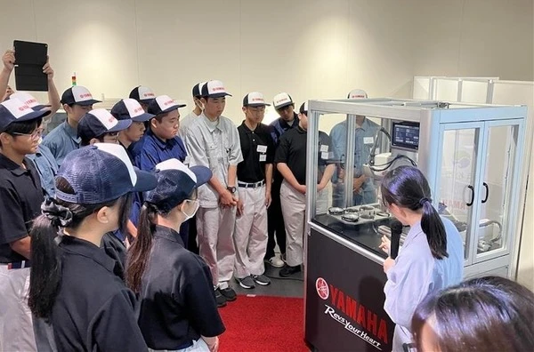 ヤマハ発動機、浜松城北工業高校に産業用ロボット寄贈…基本操作から軌道制御まで学ぶ