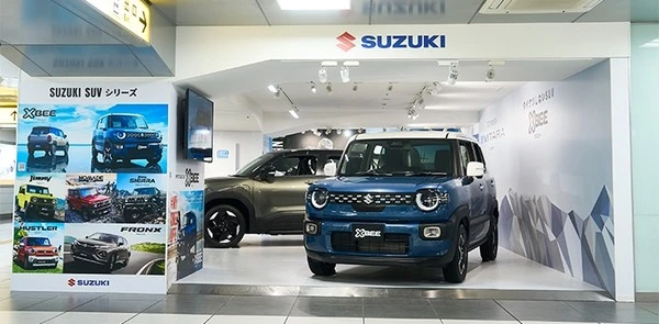 スズキ『クロスビー』改良新型、新幹線浜松駅コンコースに展示開始…『eビターラ』と揃い踏み