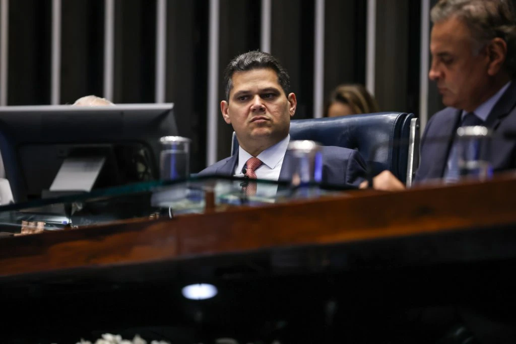 Com Senado ocupado, Alcolumbre decide fazer sessão remota e dá ultimato em oposição