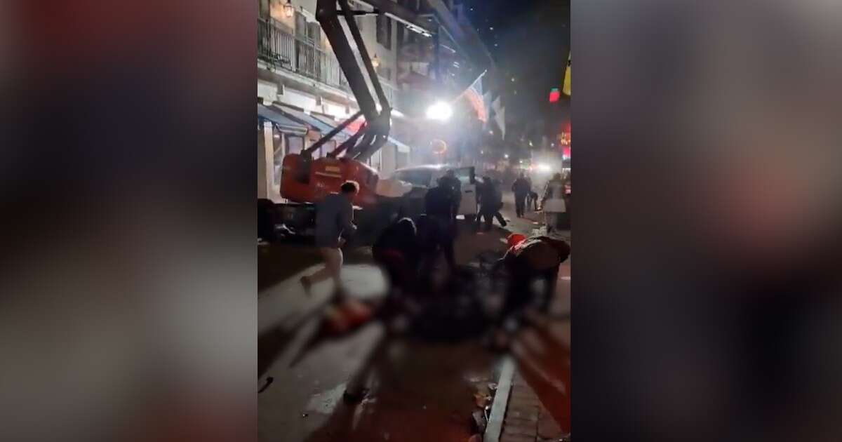 Auto sulla folla a New Orleans, nei primi video i feriti a terra, gli spari e le persone in fuga. Polizia: “Almeno 10 morti e 30 feriti”