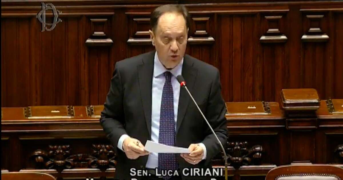 Caos treni, per il ministro Ciriani “la percentuale dei ritardi è in linea con gli ultimi anni”. Pastorella (Azione): “Quindi va tutto bene?”