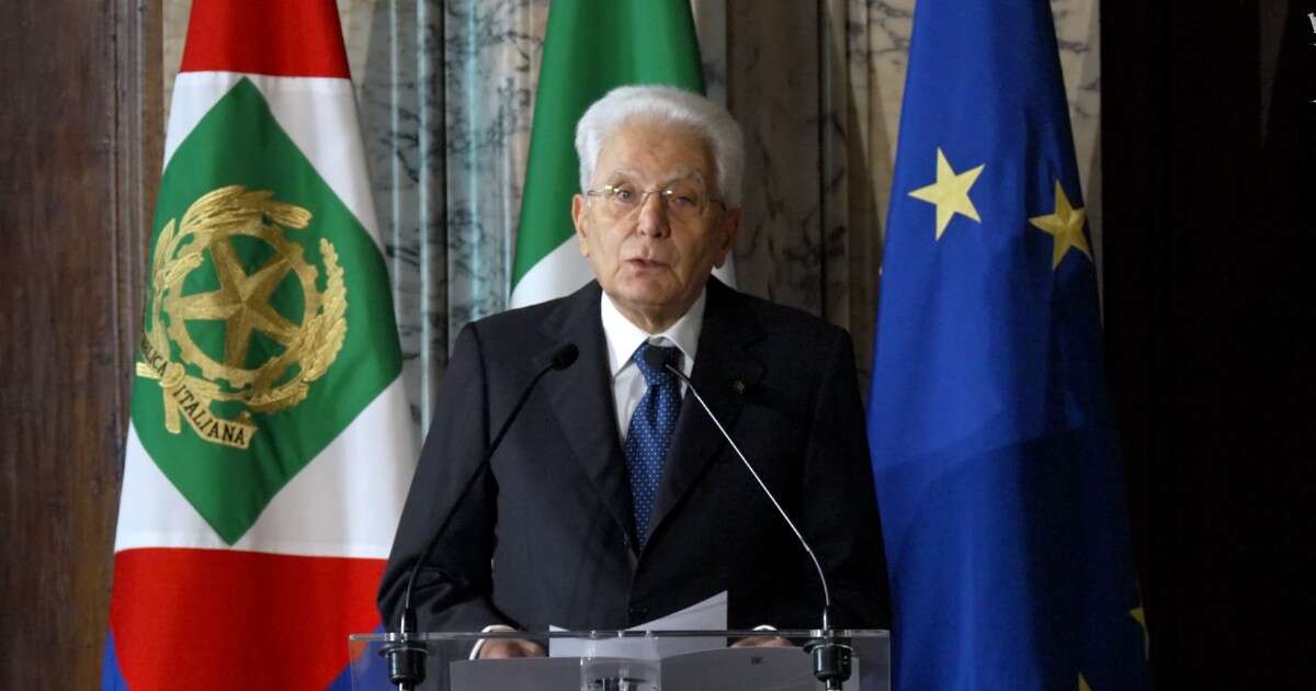 Lavoro, Mattarella: “Ci sono preoccupanti sacche di salari bassi che lacerano la coesione sociale. Molti immigranti esposti a sfruttamento spietato”