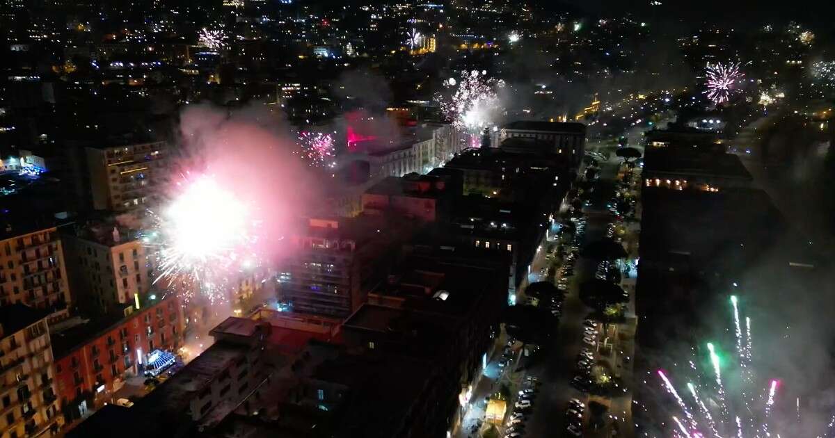 Capodanno a Napoli, le immagini del drone in volo tra migliaia di fuochi d’artificio