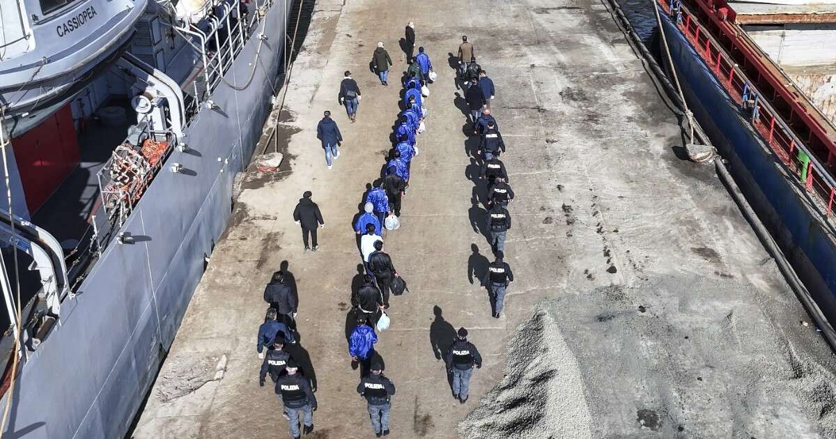 Saranno riportati in Italia 4 dei 49 migranti arrivati in Albania sul pattugliatore Cassiopea: “Sono 3 minori e un adulto vulnerabile”