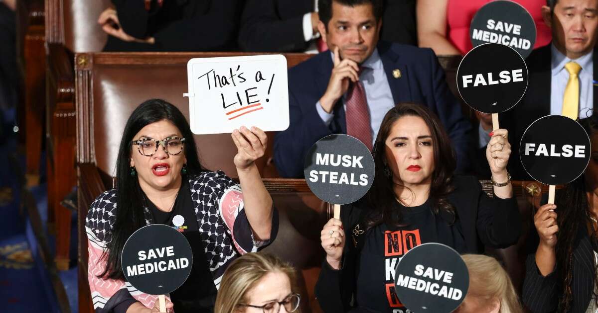 Le proteste dem al discorso di Trump: i cartelli “Musk ruba”, le deputate in rosa e Al Green cacciato dall’Aula