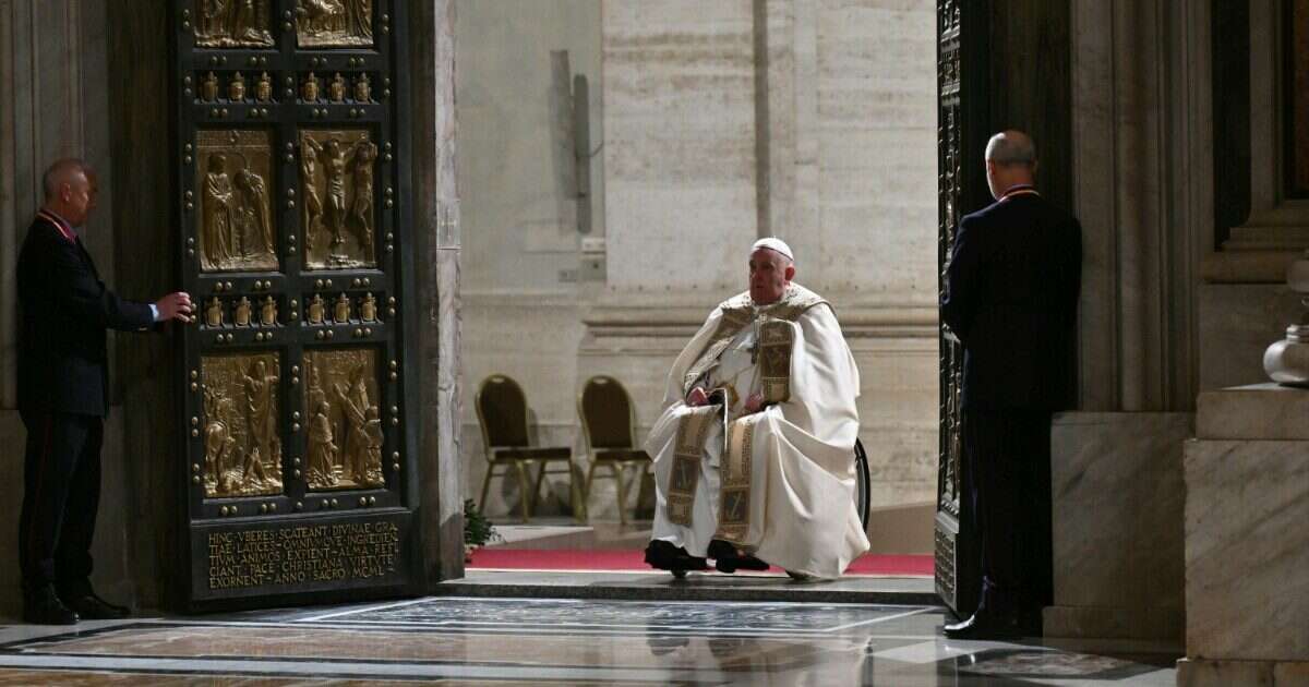 Aperta la Porta Santa, via al Giubileo. Il Papa: “Desolato per i bimbi mitragliati e le bombe sulle scuole. Alzare la voce contro ingiustizie”