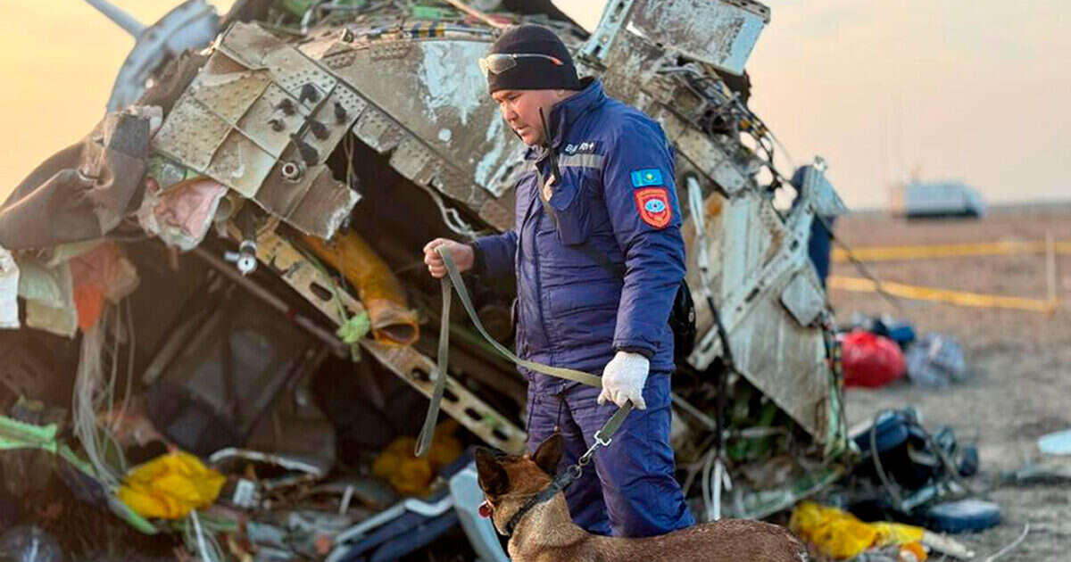 Aereo caduto in Kazakistan, l’Azerbaijan ferma i voli verso sette città russe. Mosca incolpa Kiev: “Droni ucraini su Grozny in quelle ore”