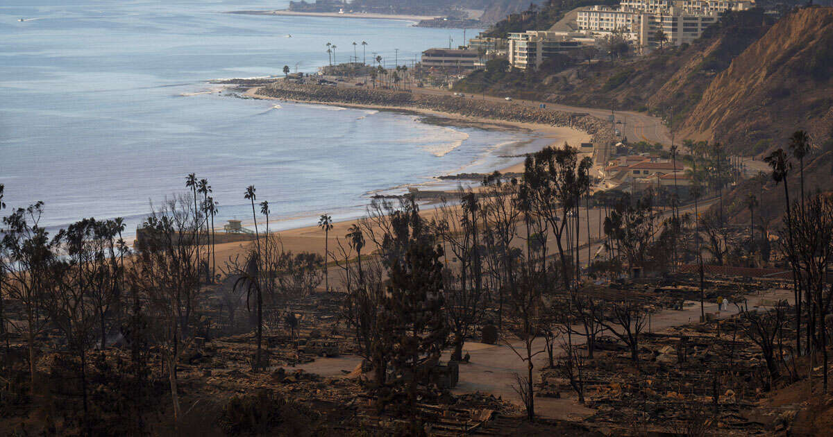 Los Angeles, si estendono gli incendi: ordine di evacuazione anche per Encino e Bel Air. Monta la petizione per le dimissioni della sindaca