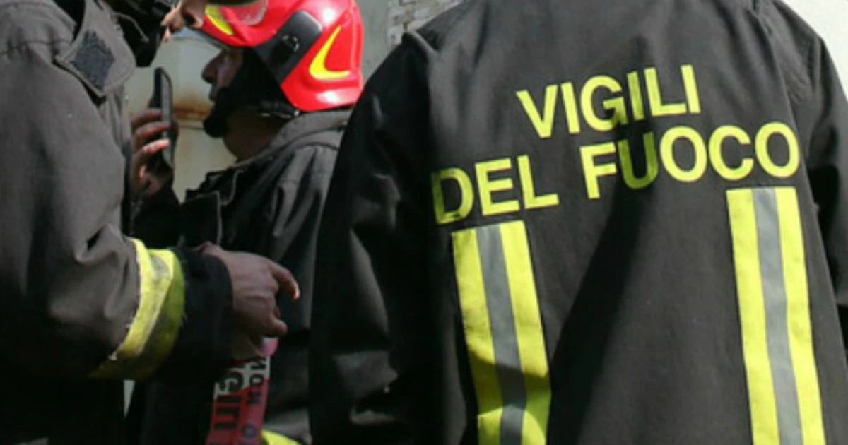 Si barrica in casa e si getta nel vuoto, salvata dai vigili del fuoco che avevano posizionato un telo