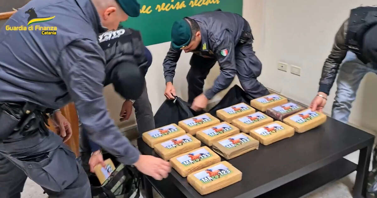 Narcotraffico dal Sud America, sequestrati 215 chili di cocaina a Catania: la droga nascosta tra la frutta esotica – Video