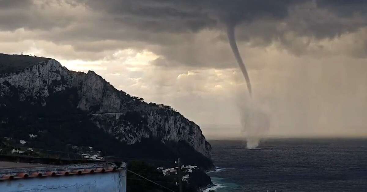 Maltempo in Campania, tromba marina nelle acque dell’isola di Capri: le immagini