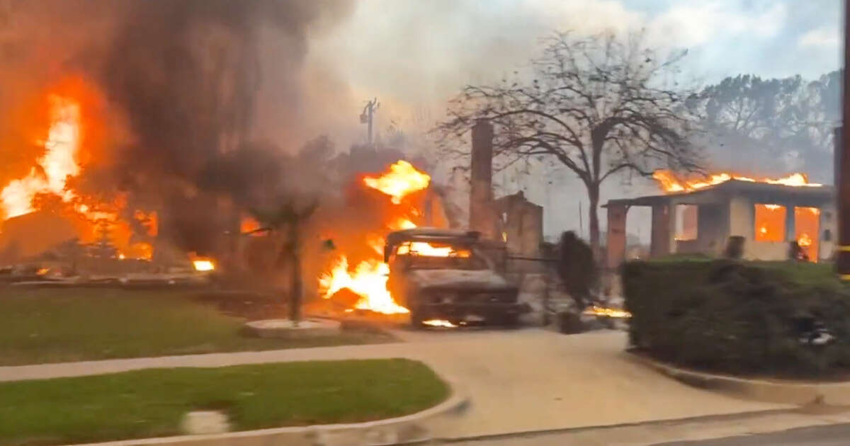 Inferno di fuoco a Los Angeles, il video dall’auto tra le strade divorate dalle fiamme