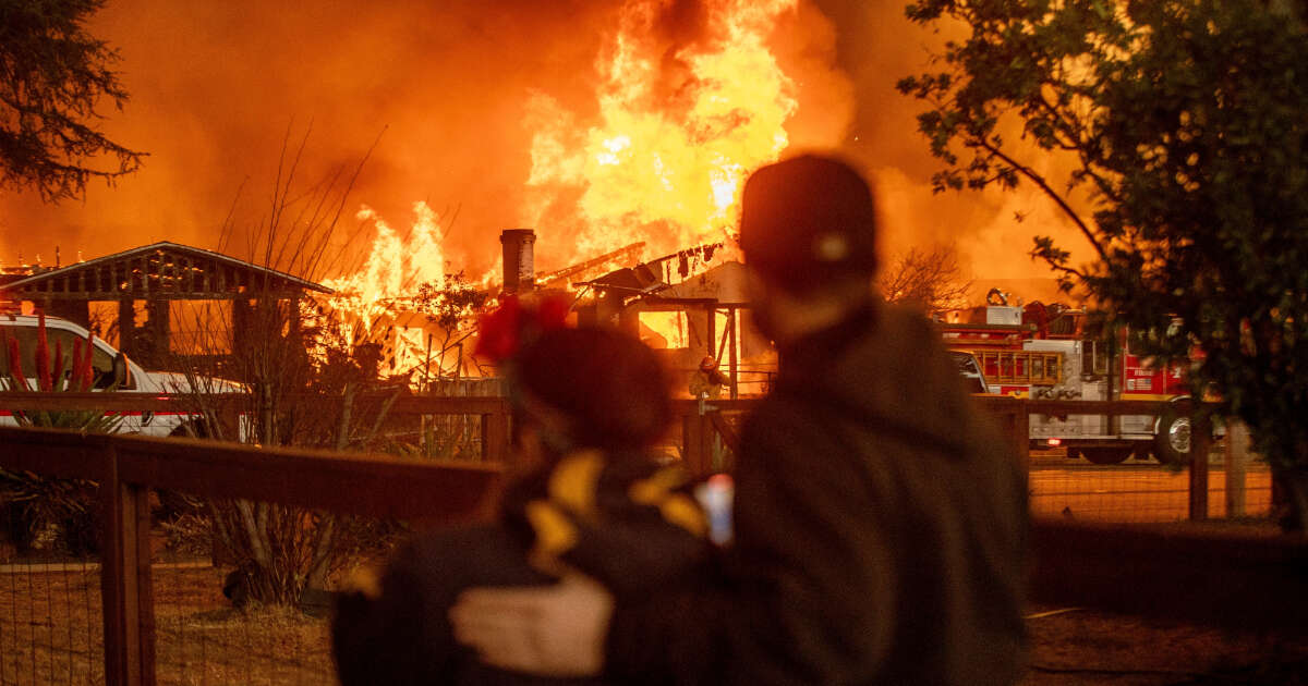 Joe Biden non verrà in Italia per seguire gli incendi di Los Angeles. Evacuata Hollywood: “130mila persone fuori casa”. Almeno 5 morti