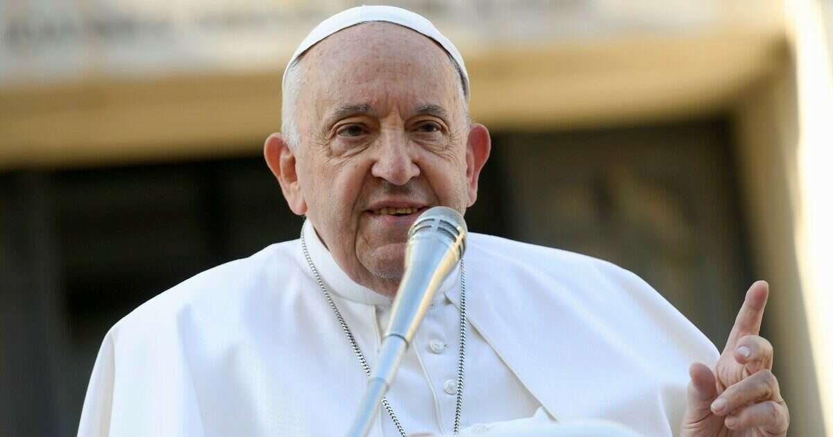 Papa Francesco interrompe l’omelia per problemi di salute: “Mi scuso, ho difficoltà di respiro”