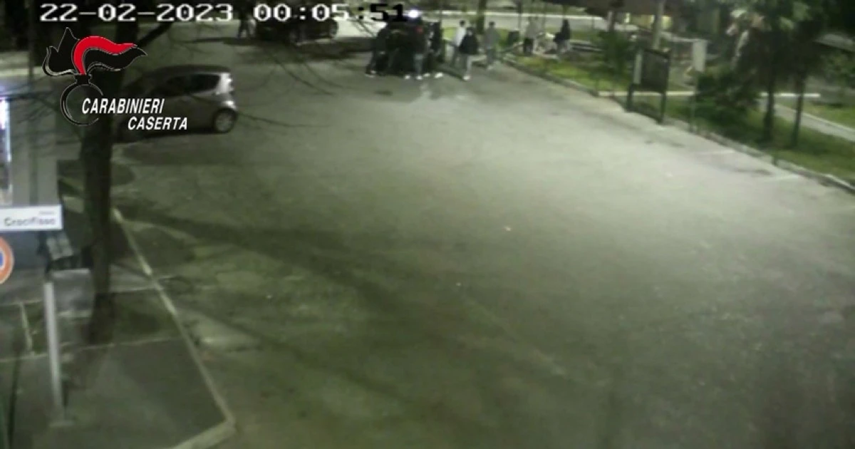 Aggressione in stile “Arancia Meccanica” nel Casertano: 18enne picchiato, chiuso nel bagagliaio e poi abbandonato in strada – Video