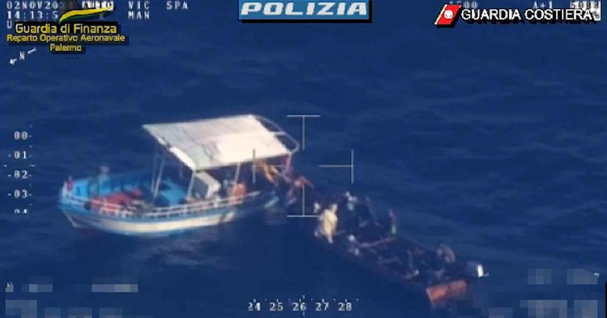 Migranti arrivati su un peschereccio tunisino e trasbordati su un barchino di ferro: fermati tre presunti scafisti – Video