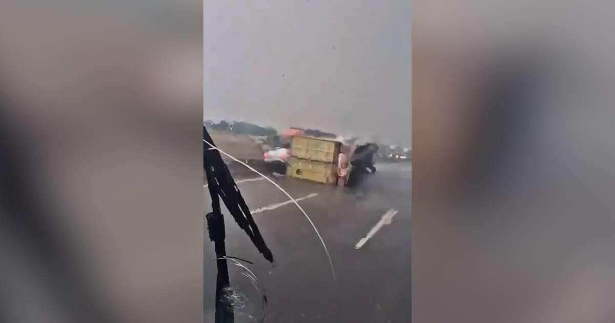 Alluvione a Valencia, il vento rovescia un camion in autostrada e manda in frantumi il lunotto di un’auto: il video