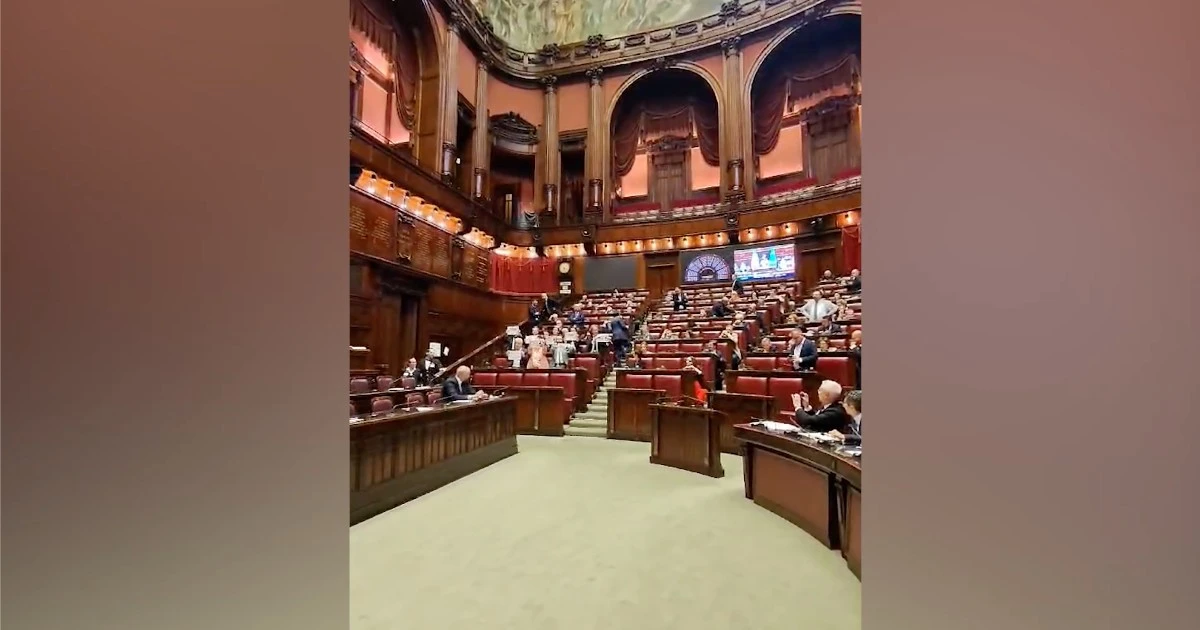 Dl Agricoltura, protesta in Aula per l’ok all’ordine del giorno della Lega sulla caccia agli stambecchi: seduta sospesa