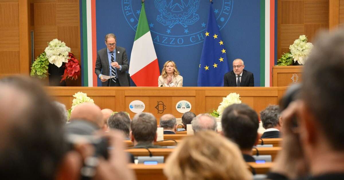 Il presidente dei giornalisti: “Correggere il bavaglio”. Ma Meloni: “Nessuna limitazione alla stampa. E io ho risposto a 350 domande”