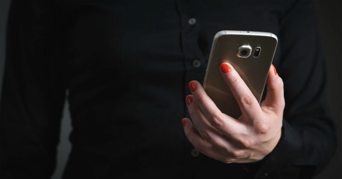 Bavaglio social, Instagram ha deciso di oscurare i post che trattano di politica e temi sociali. E l’Ue indaga sulle violazioni