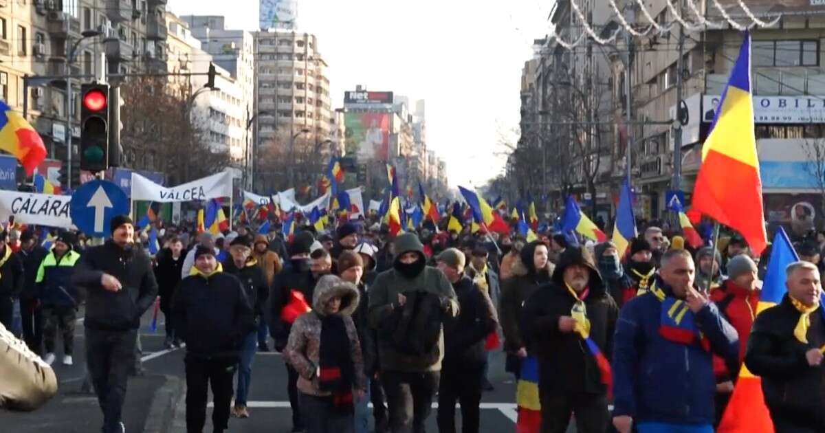 Romania, estrema destra manifesta contro la cancellazione delle elezioni presidenziali: in migliaia nelle strade di Bucarest