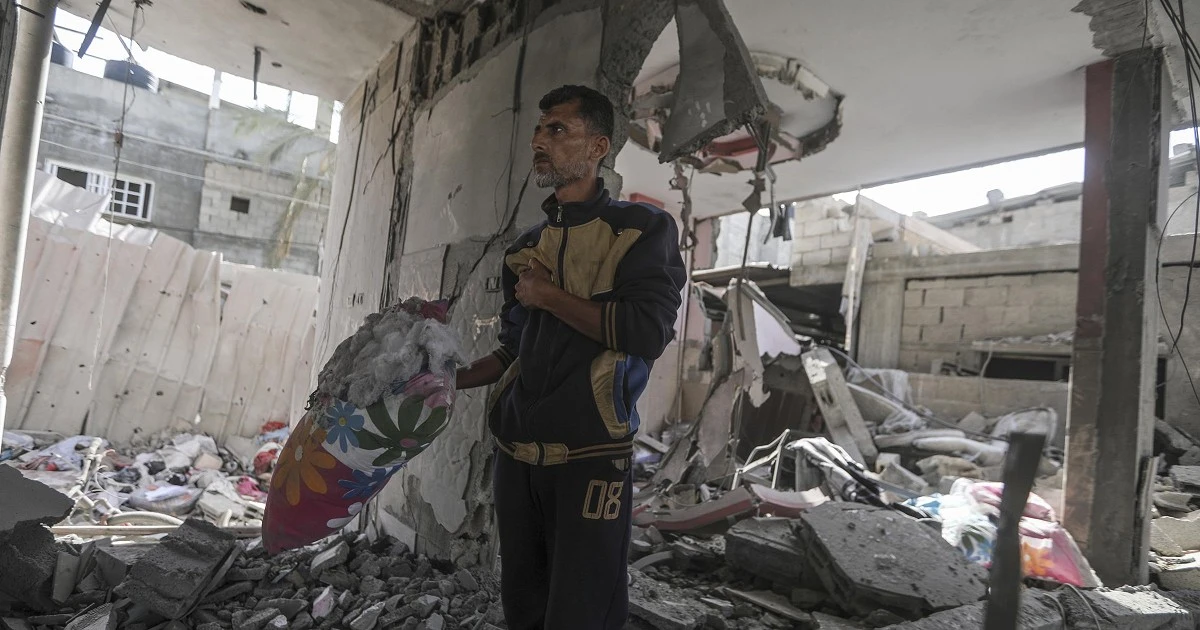 Voci di Gaza – “A Rafah la gente è disperata, smonta le tende senza sapere dove andare. Fugge con i furgoncini o con i carretti degli asini”