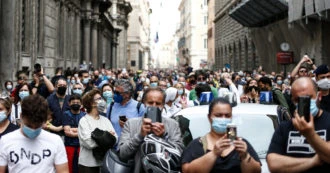 Mascherina all’aperto, verso lo stop all’obbligo dal 15 luglio. Ma si dovrà averla sempre con sè