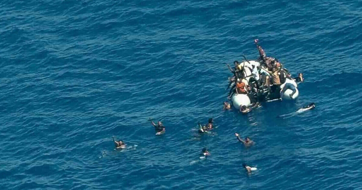 Migranti, Sea-Watch: “30 persone stanno affondando su un gommone sgonfio, 12 sono già in mare. Ma Italia e Tunisia non intervengono”