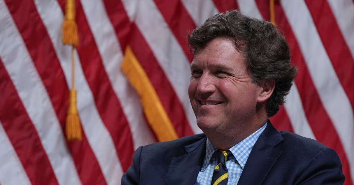 Il conduttore Tucker Carlson accusa l’ex amministrazione Biden di aver cercato di uccidere Putin. Cremlino: “Siamo scettici”