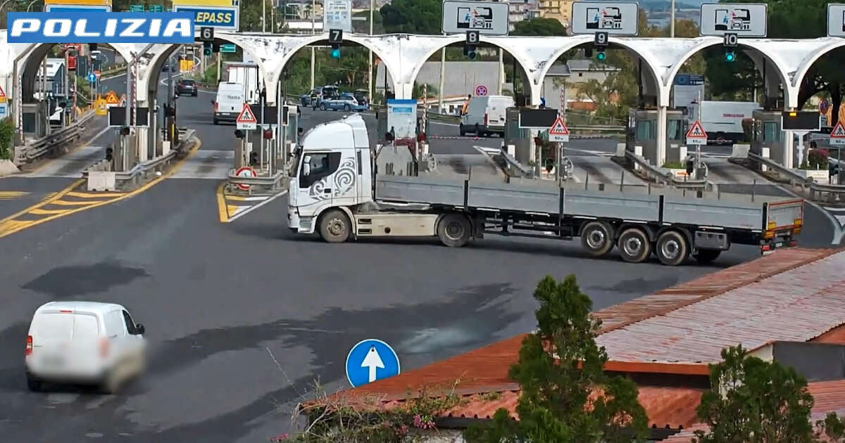 È senza patente alla guida di un camion, vede la polizia e scappa contromano sulla Messina-Catania: il video