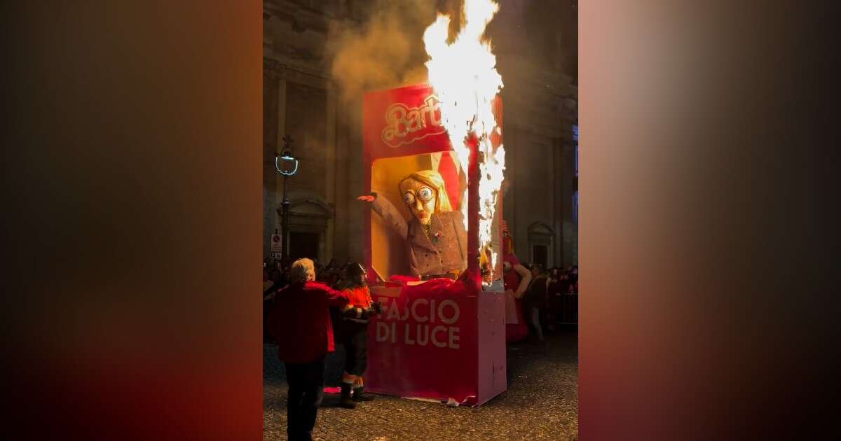 A Poggio Mirteto bruciano in piazza il fantoccio di Giorgia Meloni: è polemica per il tradizionale rogo di carnevale – Video