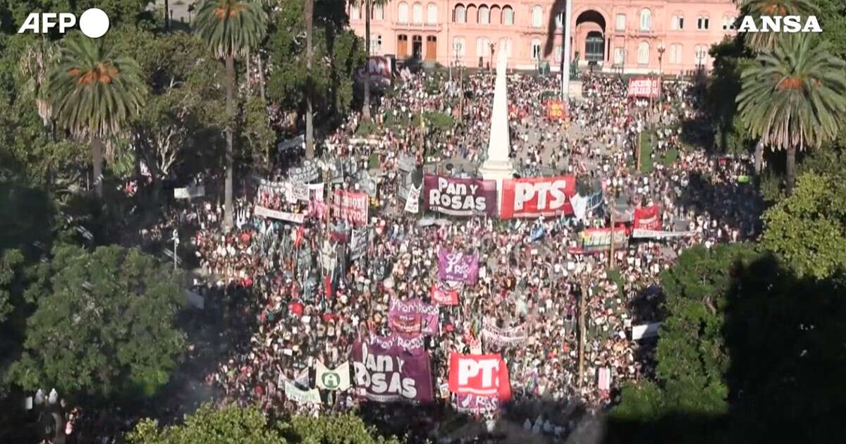 Buenos Aires, in migliaia contro Javier Milei per le sue dichiarazioni sull’omosessualità e i femminicidi: le immagini della piazza