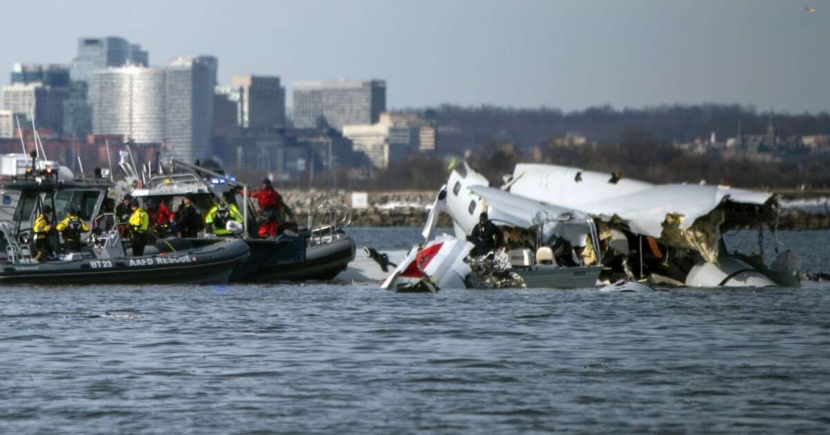 Washington, trovate le due scatole nere dell’aereo precipitato. Recuperati oltre 40 corpi